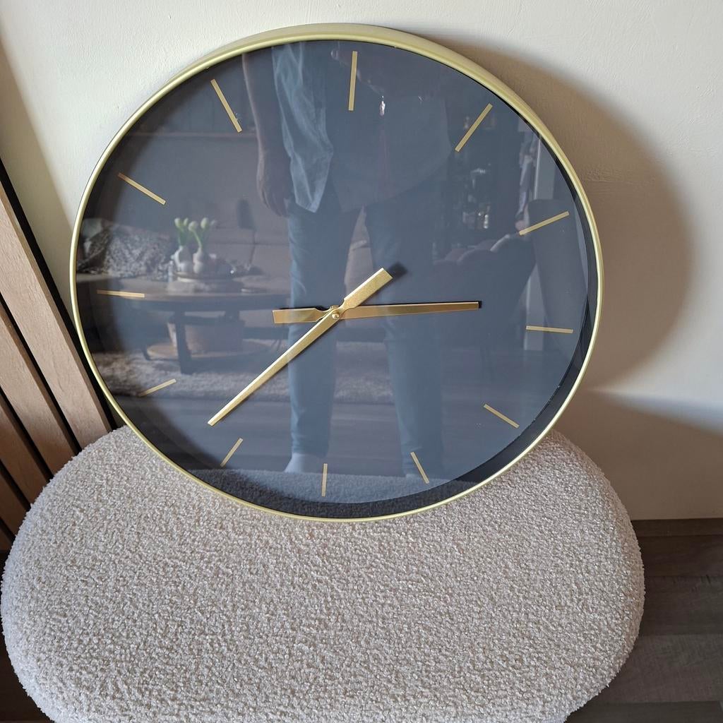 Stijlvolle wandklok met gouden rand en wijzers, Ophalen