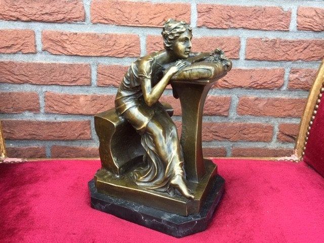 kwaliteitsbeeld klassieke dame, brons en marmer, Antiek en Kunst, Kunst | Beelden en Houtsnijwerken, Brons, Beeld, Vrouw, Gemerkt