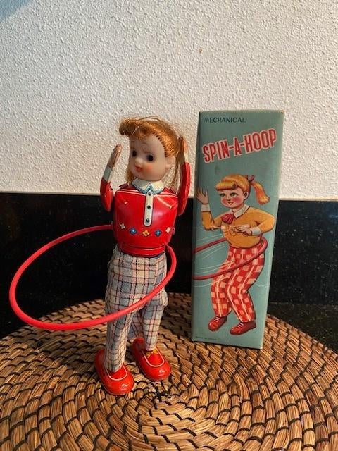 Spin-a-Hoop hoe-la-hoep meisje windup in doos Japan, Antiek en Kunst, Antiek | Speelgoed, Ophalen of Verzenden