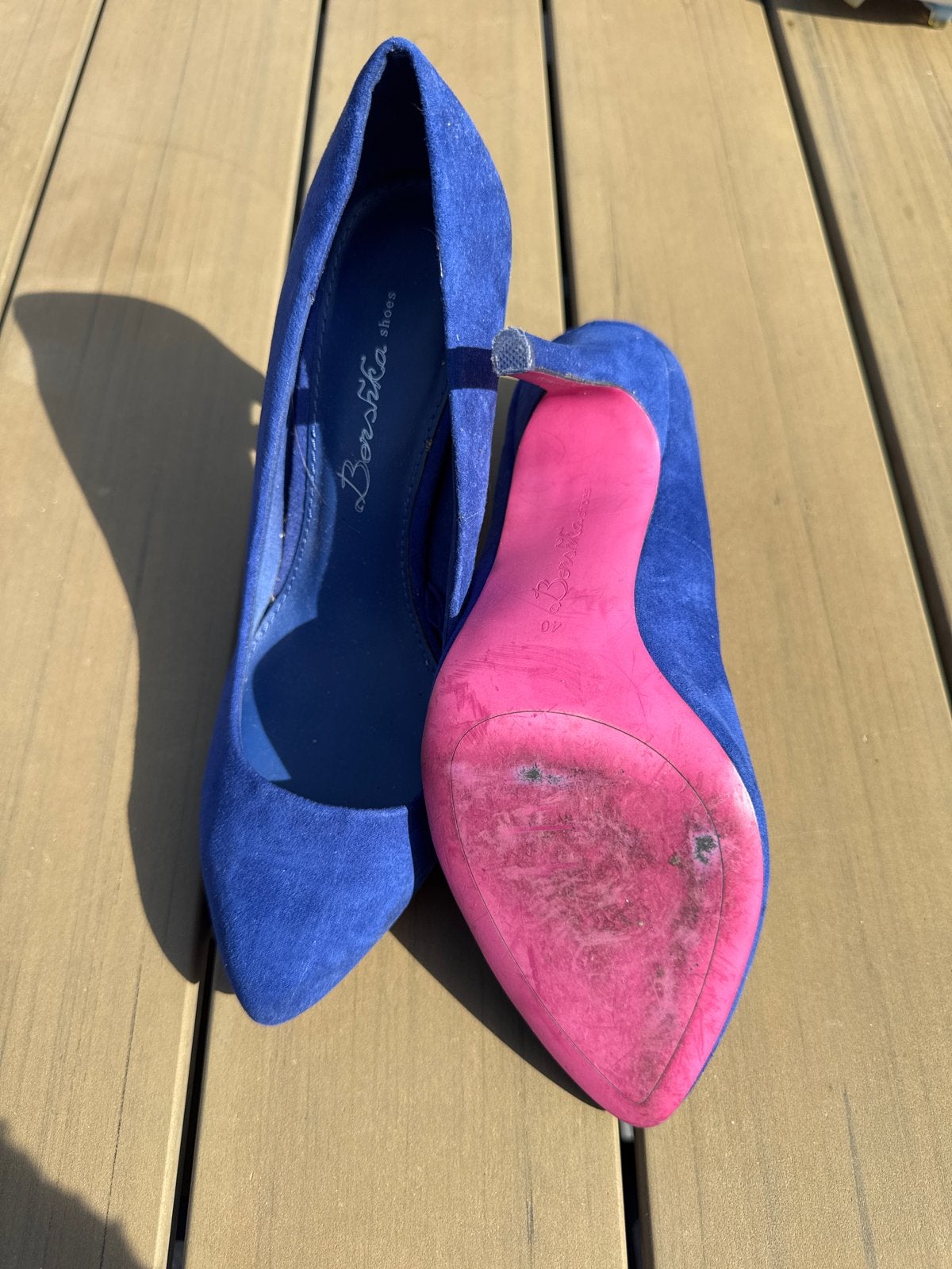 Bershka blauwe suède pumps met roze zool maat 40, Ophalen of Verzenden, Gedragen, Blauw, Pumps
