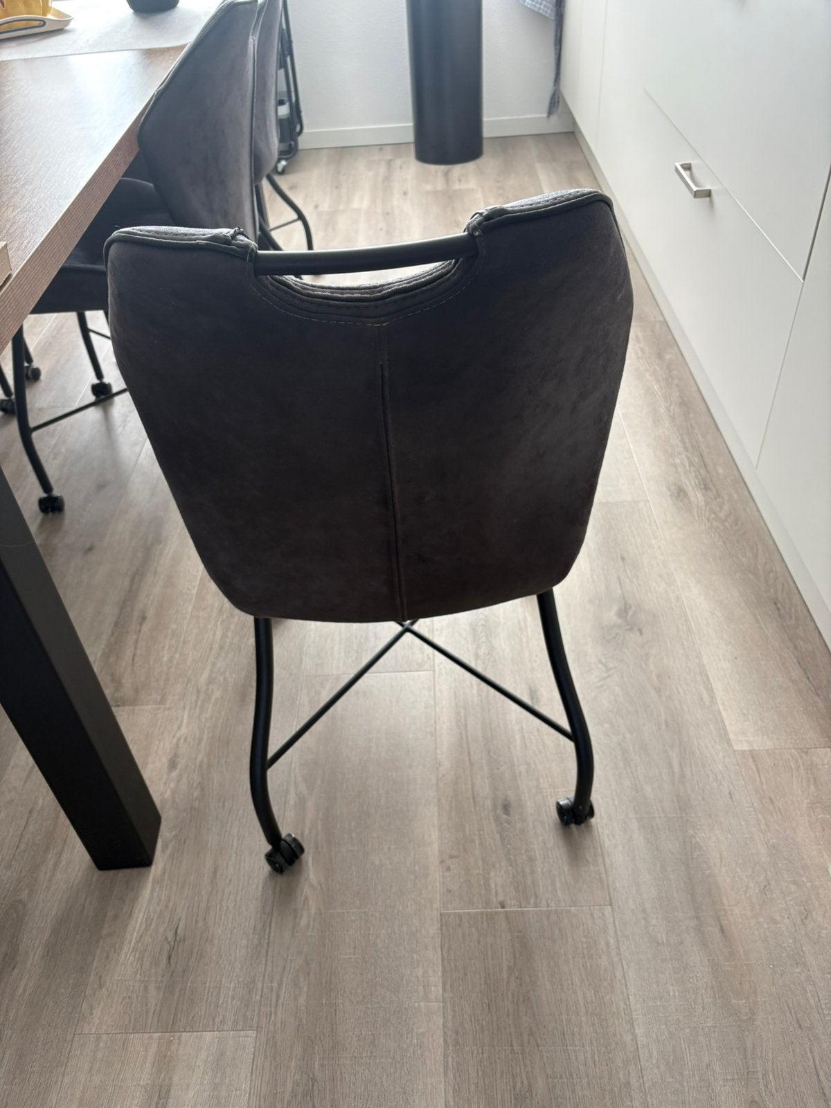 Te koop 6 stoelen zien er nog goed uit .per stuk 25 euro, Ophalen, Bruin