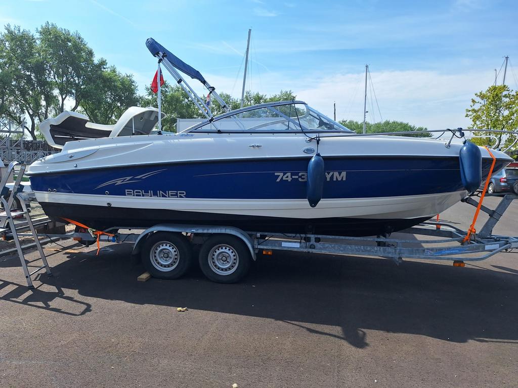 Bayliner Cuddy Cabin (2007) V8 300 PK inclusief trailer, Watersport en Boten, Ophalen, Zo goed als nieuw, 50 pk of meer, Binnenboordmotor