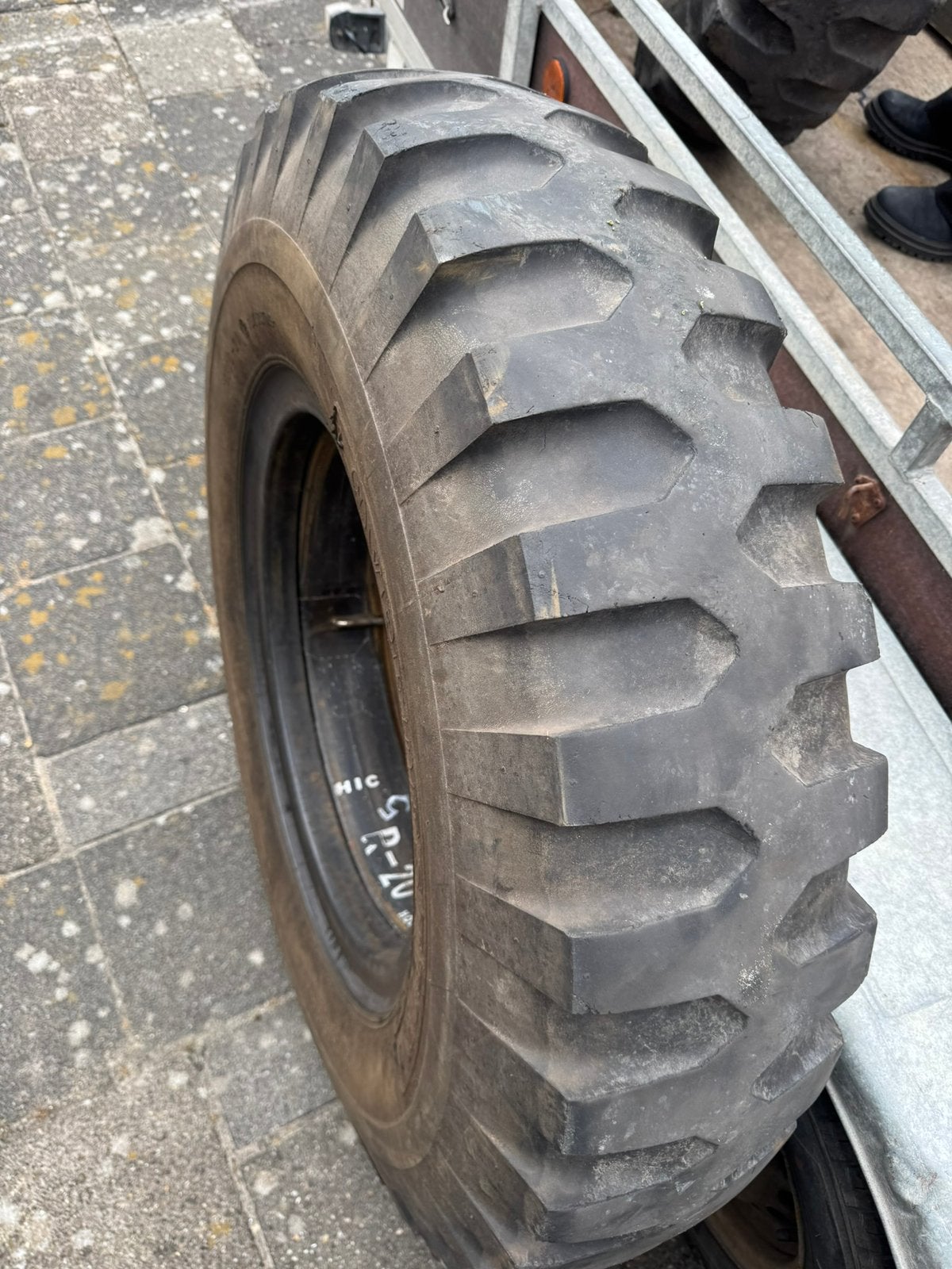 Banden 9.00x20 oorlogsprofiel, Ophalen