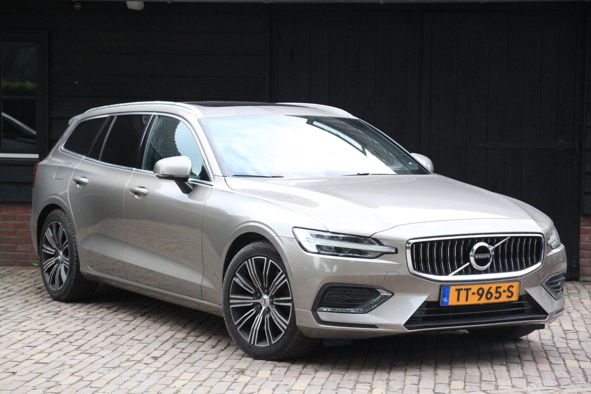 Volvo V60 2.0 T5 Inscription Panorama-Elek,Dak/Leer/Camera/T, 15 km/l, 4 cilinders, 1969 cc, 93 €/maand