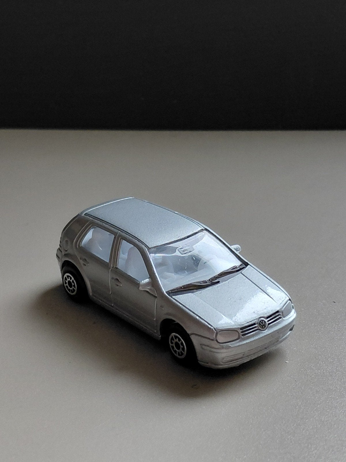 Welly Volkswagen Golf 4 schaalmodel 1/60, Hobby en Vrije tijd, Modelauto's | Overige schalen, Ophalen of Verzenden, Zo goed als nieuw