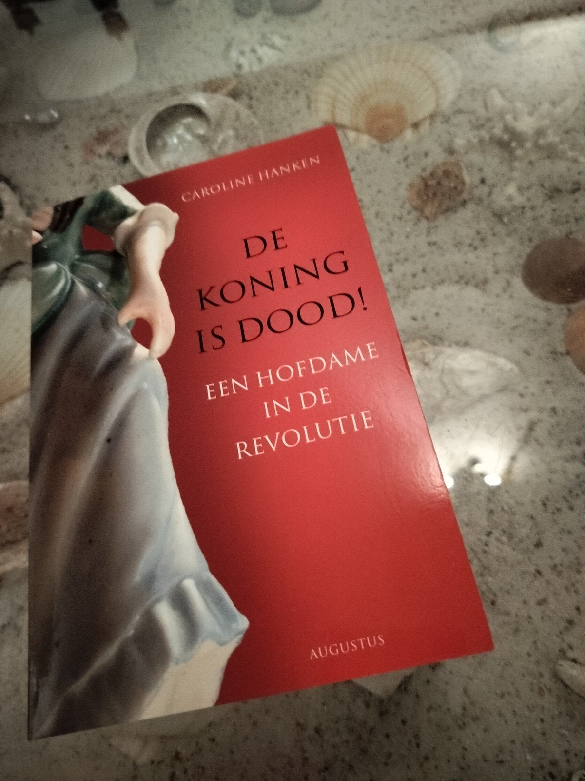 Caroline Hanken - De koning is dood!, Caroline Hanken, Ophalen of Verzenden, Zo goed als nieuw