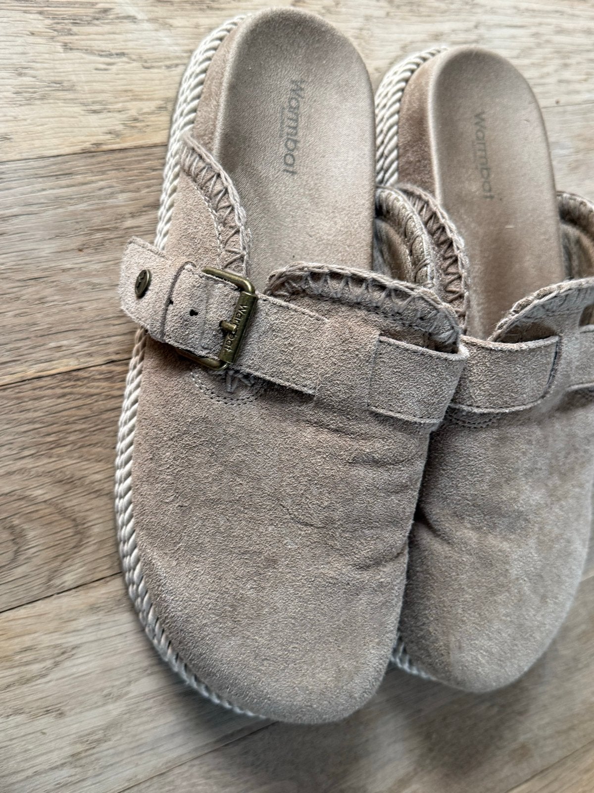 Warmbat suède look instappers -  nieuw maat 42, Kleding | Dames, Schoenen, Ophalen of Verzenden, Zo goed als nieuw, Beige, Instappers