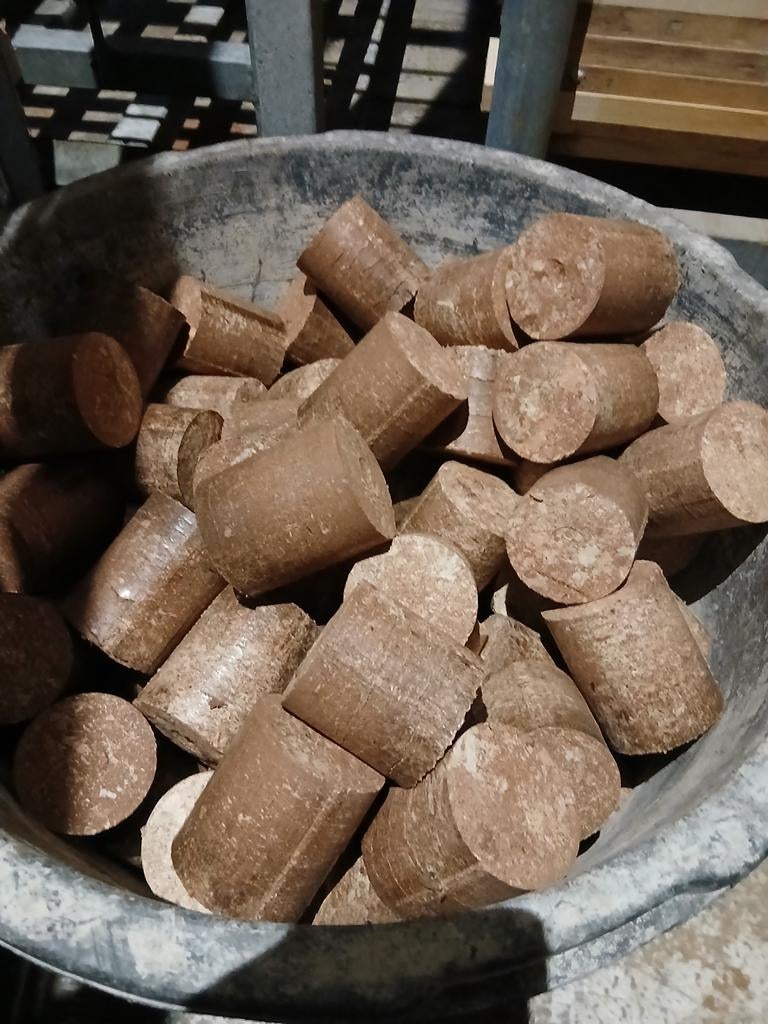 Hard geperste Azobé briketten te koop, Tuin en Terras, Haardhout, Minder dan 3 m³, Ophalen of Verzenden, Overige houtsoorten, Blokken