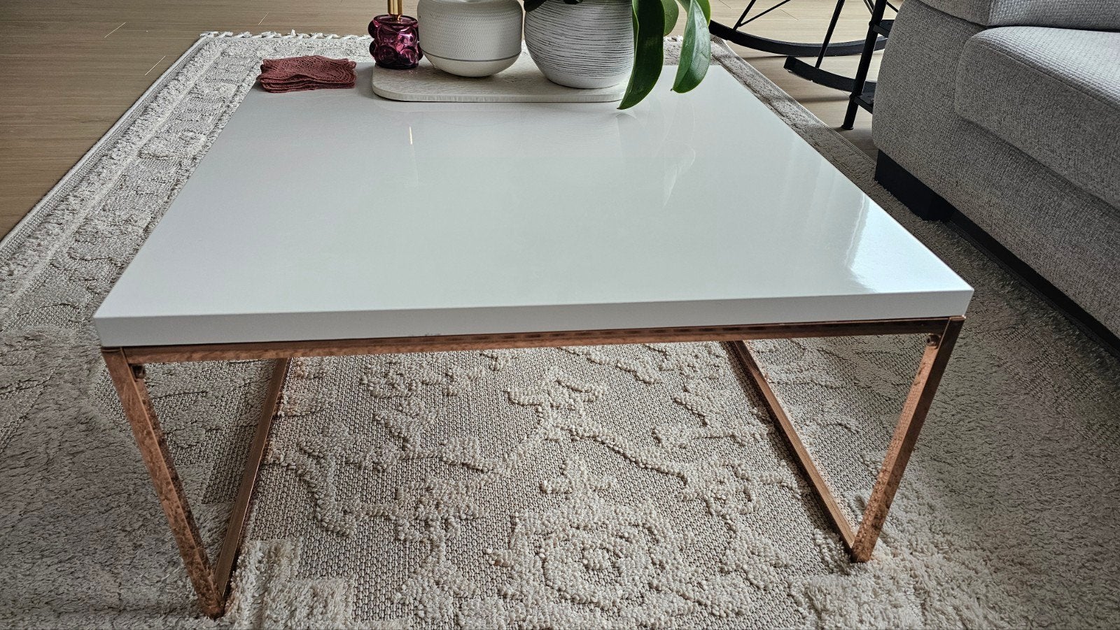 Mooie salontafel wit vlekbestendig blad met koperkleurig ond, Ophalen, Gebruikt, 50 tot 100 cm, Vierkant