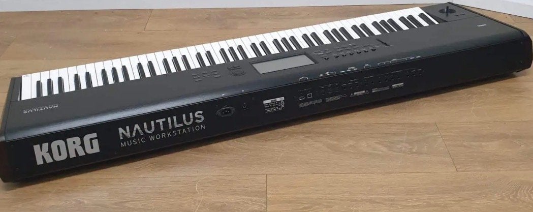 Korg Nautilus Music Workstation - Zo goed als nieuw, Muziek en Instrumenten, Piano's, Ophalen, Zo goed als nieuw, Zwart