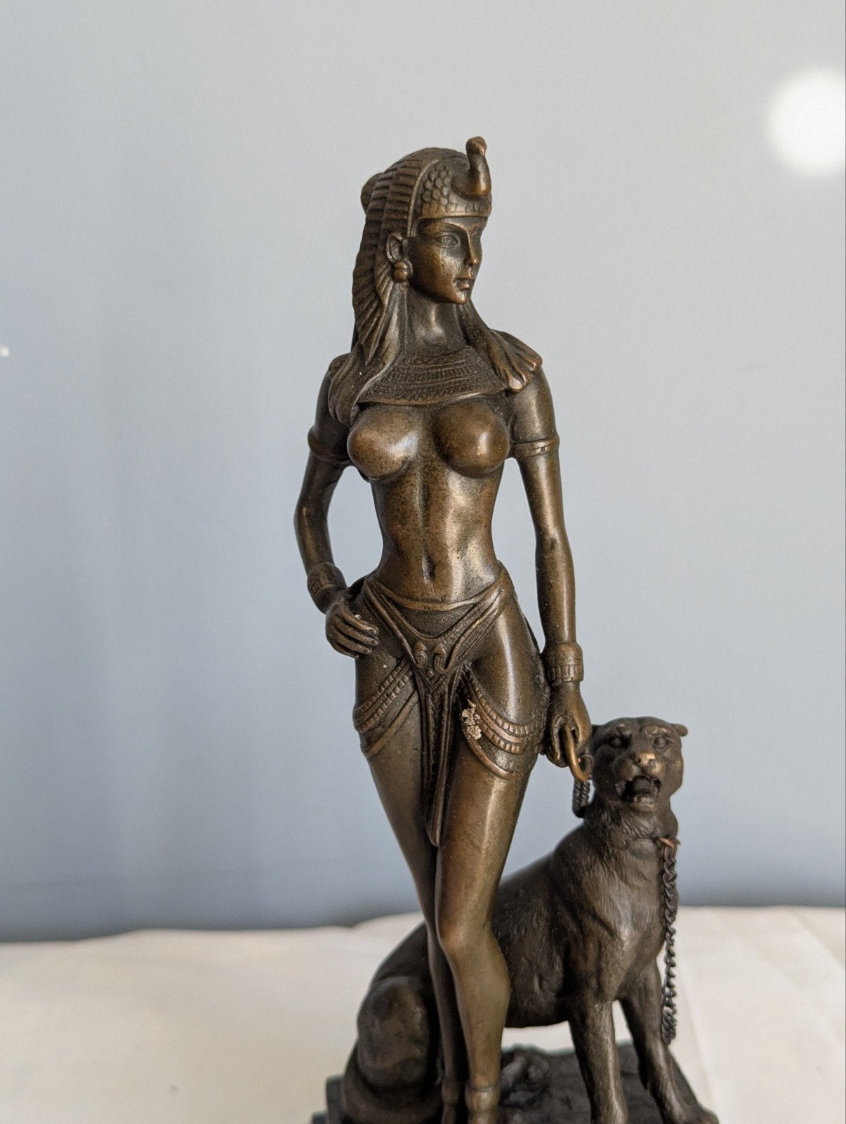 Bronzen beeld. Cleopatra Egyptische vrouw met panter op marm, Ophalen of Verzenden