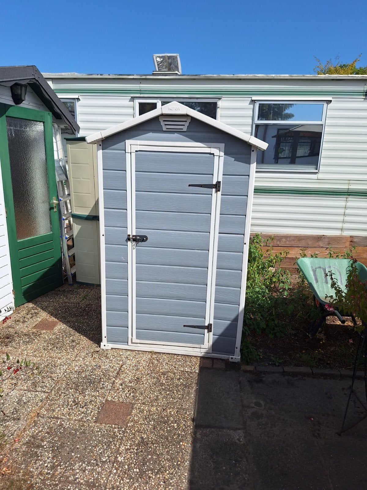 Compacte kunststof berging voor tuin of camping, Tuin en Terras, Bergingen en Tuinkasten, Ophalen, Gebruikt, Kunststof, Overige typen