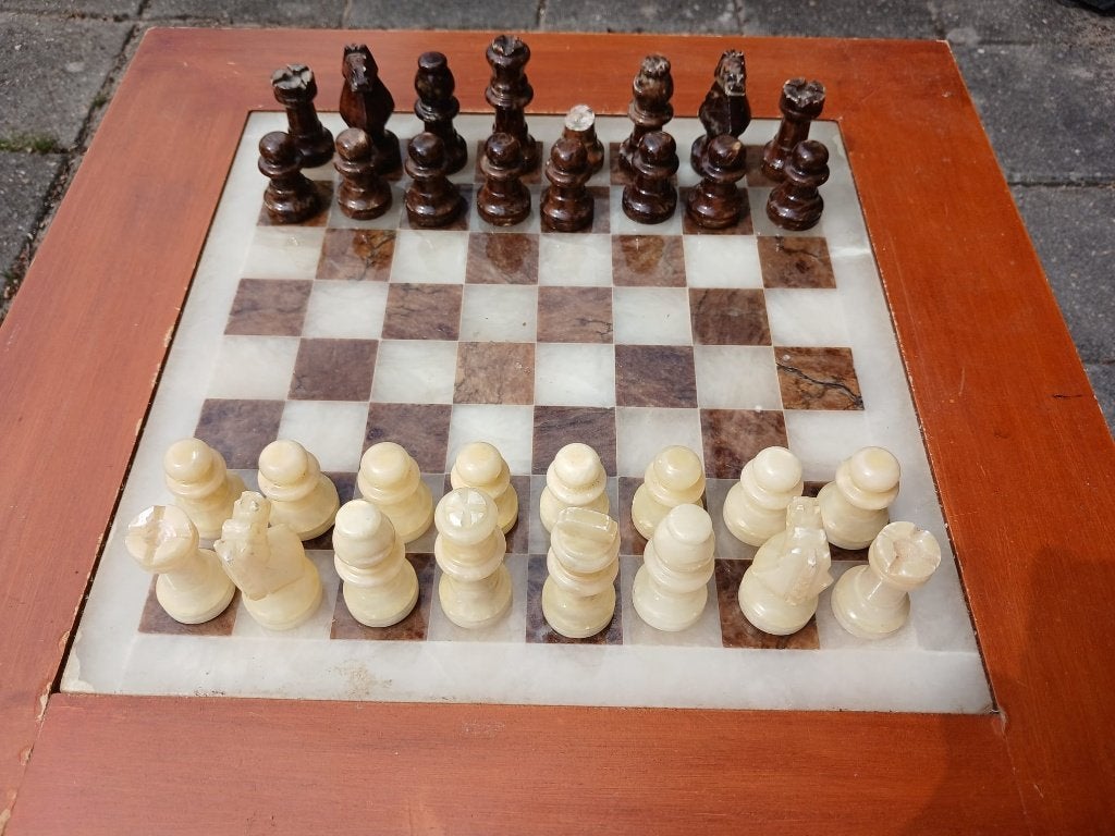 Schaaktafel met marmeren blad en marmeren schaakstukken, Een of twee spelers, Ophalen, Gebruikt, Onbekend, misschien is het wel antiek