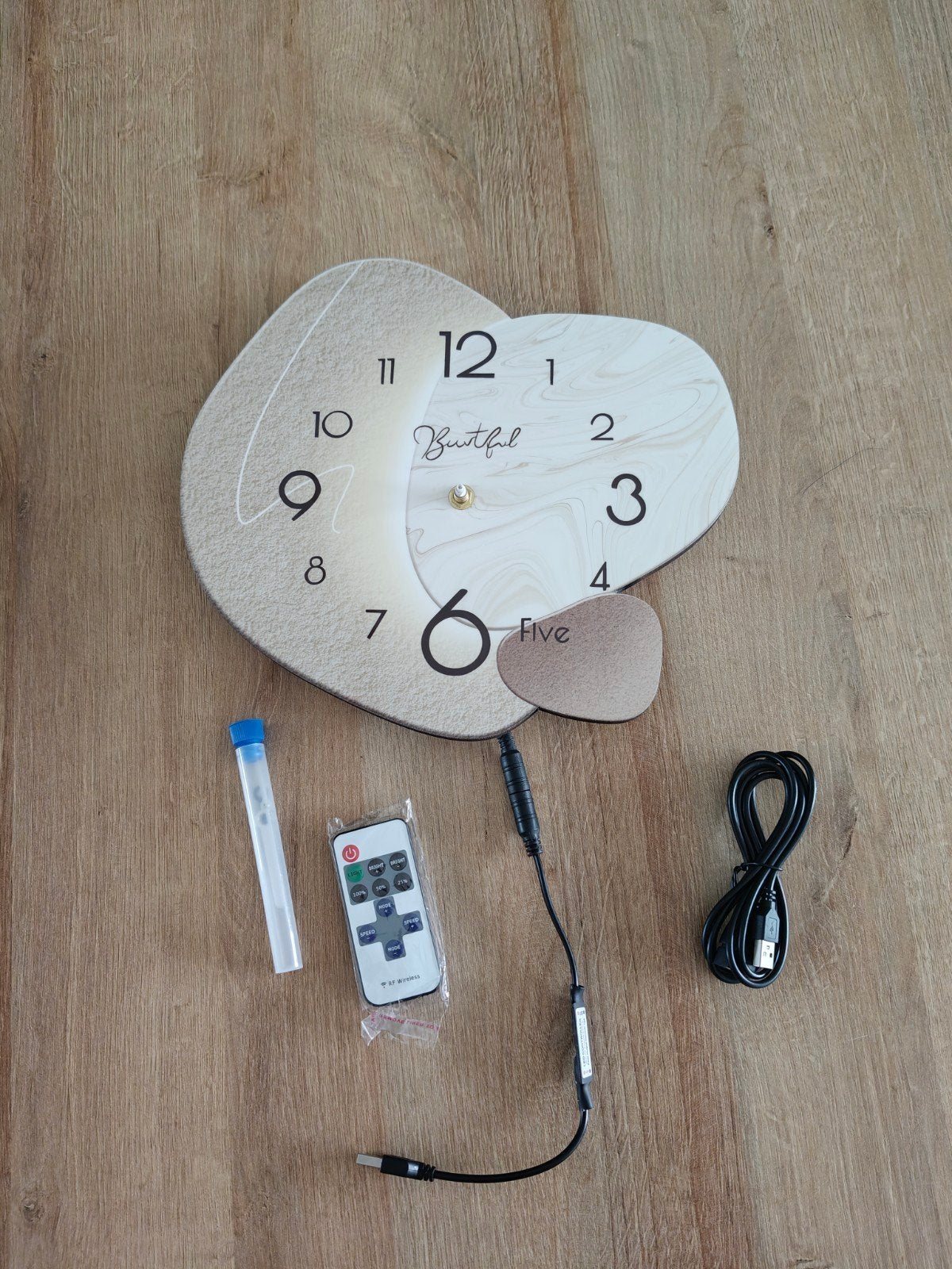Moderne Wandklok met LED-verlichting en afstandsbediening, Analoog, Nieuw, Ophalen of Verzenden, Beige