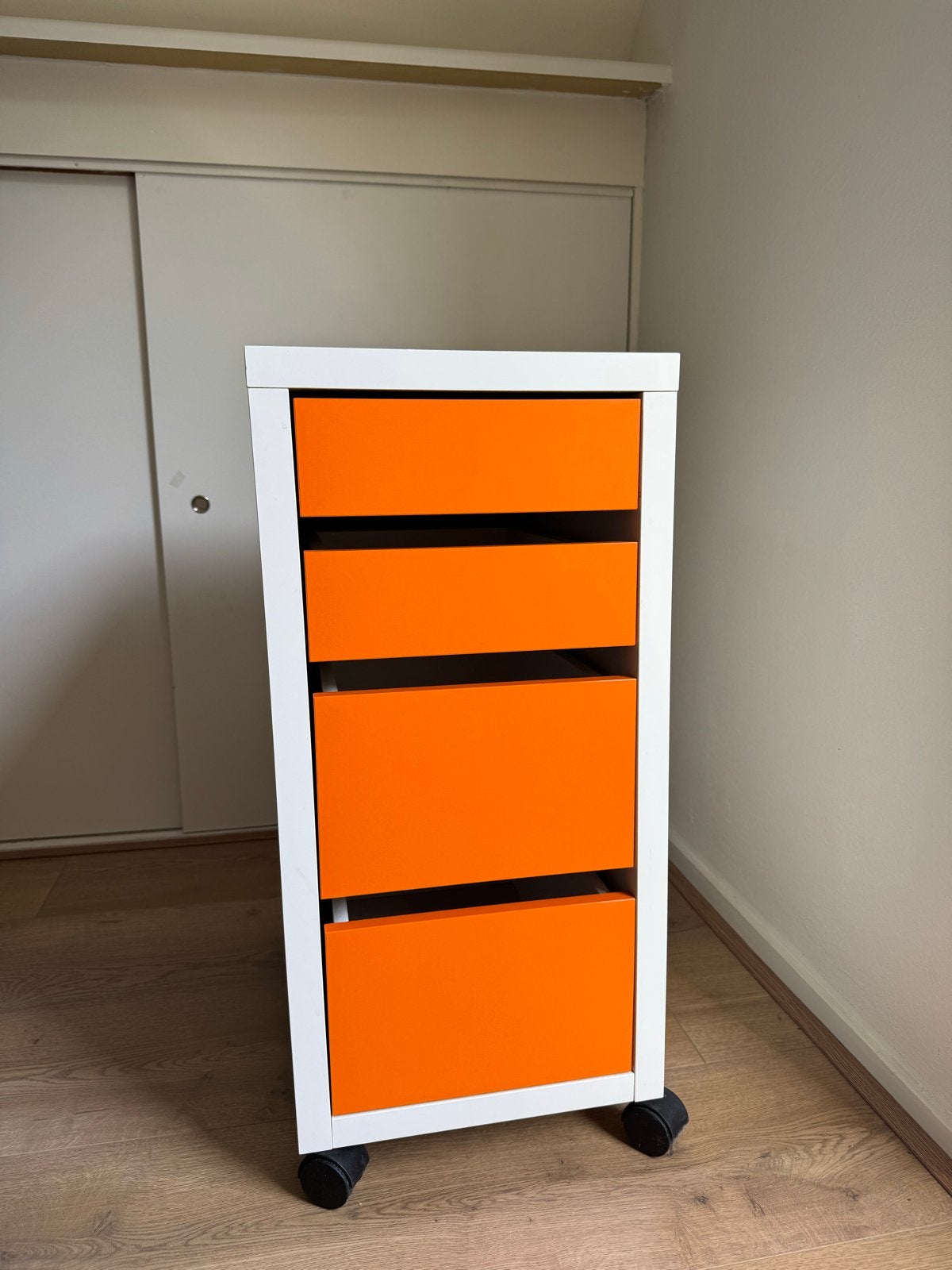 IKEA MICKE Ladeblok op wielen - Oranje/Wit, Ophalen, Minder dan 50 cm, Gebruikt, 3 of 4 laden
