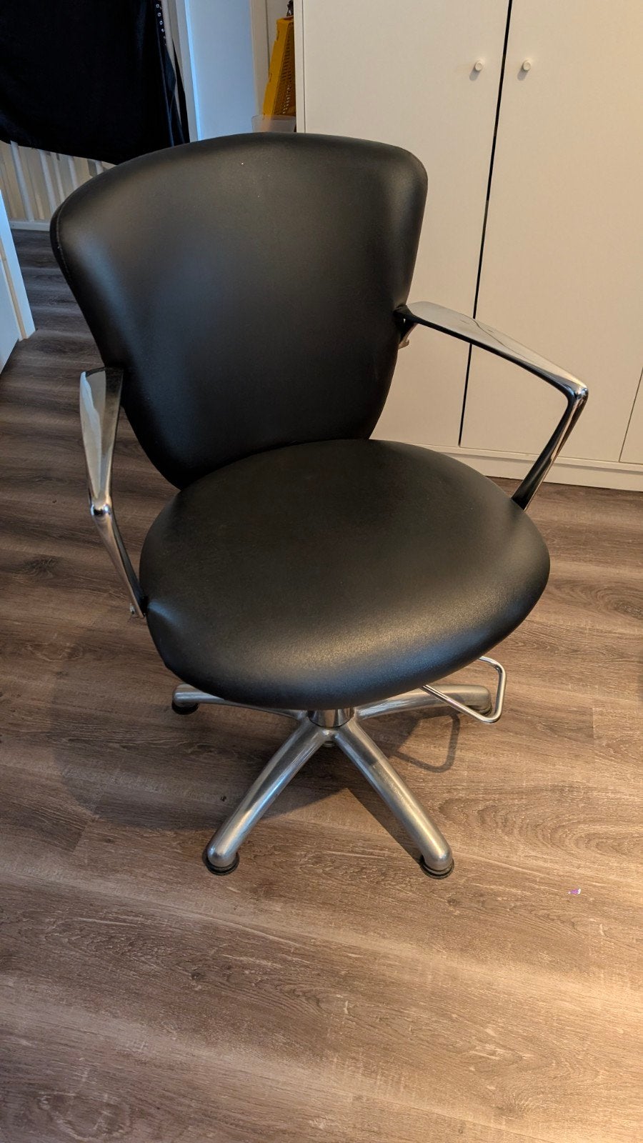 Zwarte stevige kappersstoel, super., Huis en Inrichting, Stoelen, Ophalen, Gebruikt, Kappersstoel, Zwart