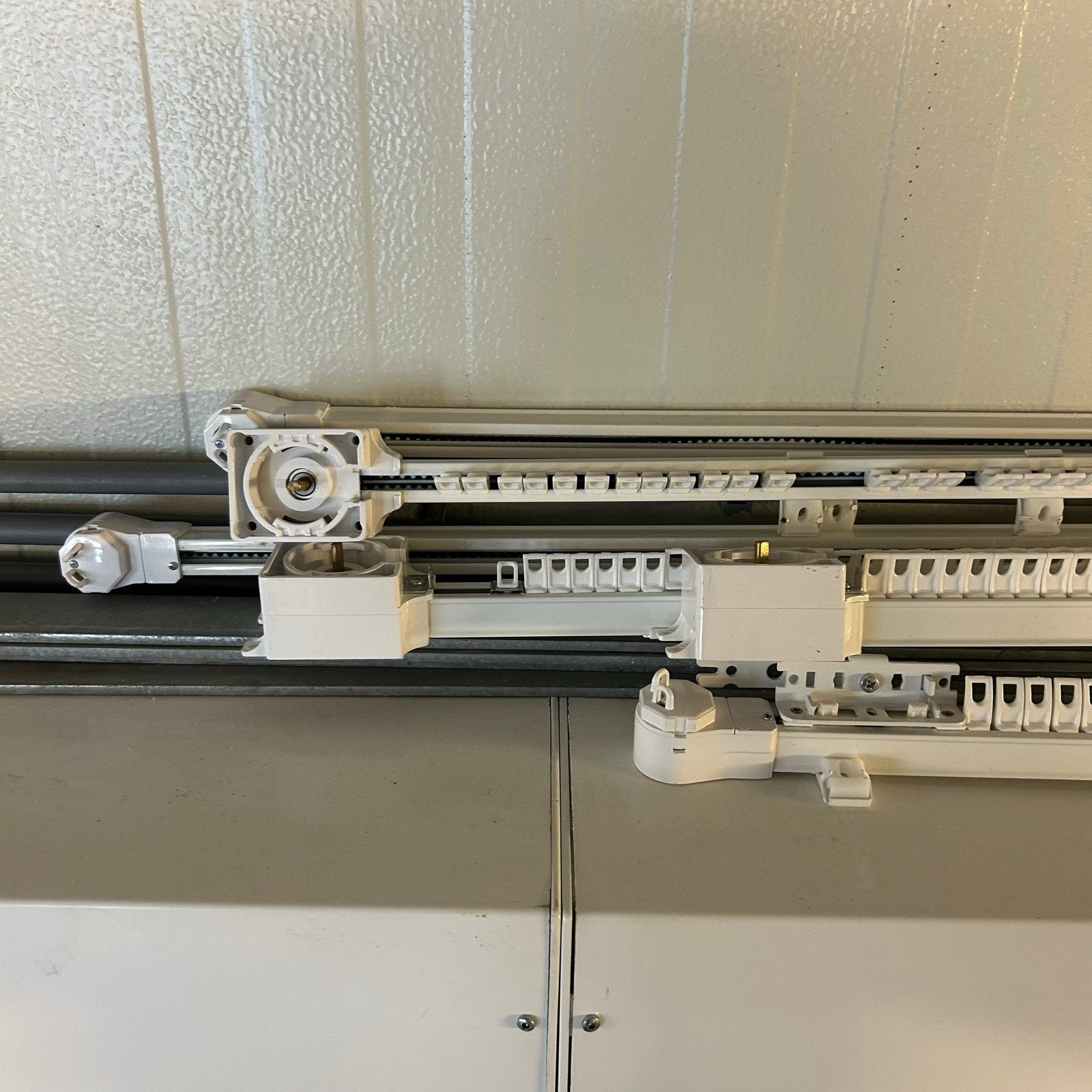Elektronische gordijnrails - 6 x 2.33m, 4x 1.20m, Ophalen, Gebruikt, Overige merken, Wit