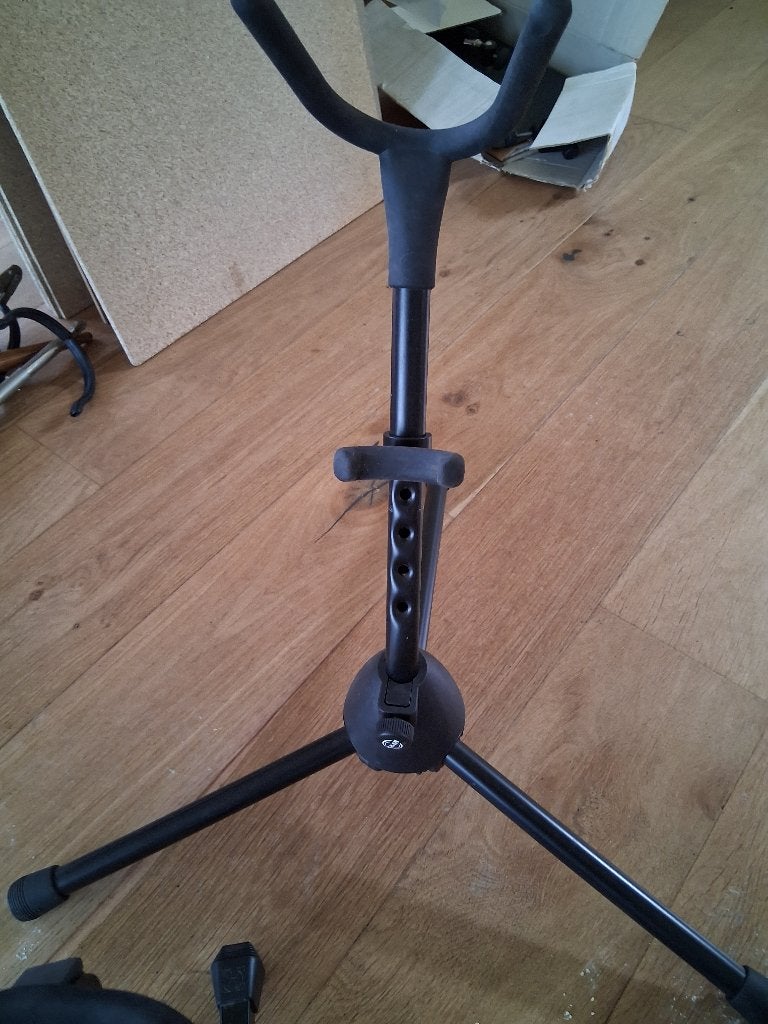 Saxofoon stands K&M €12,50 en Taiwanees €10.-, Muziek en Instrumenten, Standaards, Ophalen of Verzenden, Zo goed als nieuw, Instrumentstandaard