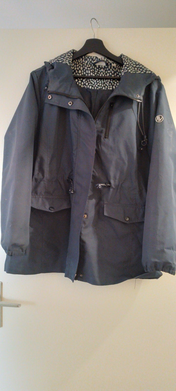 Bristol Damesjas XL Donkerblauw met Vaste Capuchon, Ophalen, Blauw, Maat 46/48 (XL) of groter, Gedragen