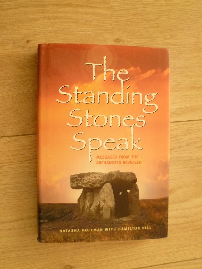 Natasha Hoffman - The Standing stones speak HC, Ophalen of Verzenden, Zo goed als nieuw, Overige onderwerpen, Achtergrond en Informatie