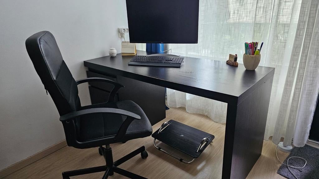 Zwart bureau met ladeblok - 140x65x73 cm, Ophalen, Gebruikt, Spaanplaat of MDF, Overige merken