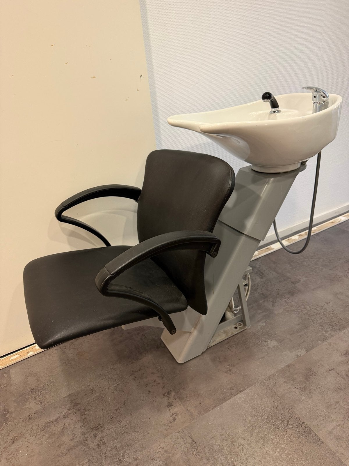 Kapperswastafel met stoel - Professioneel en comfortabel, Huis en Inrichting, Stoelen, Ophalen, Gebruikt, Zwart, Drie
