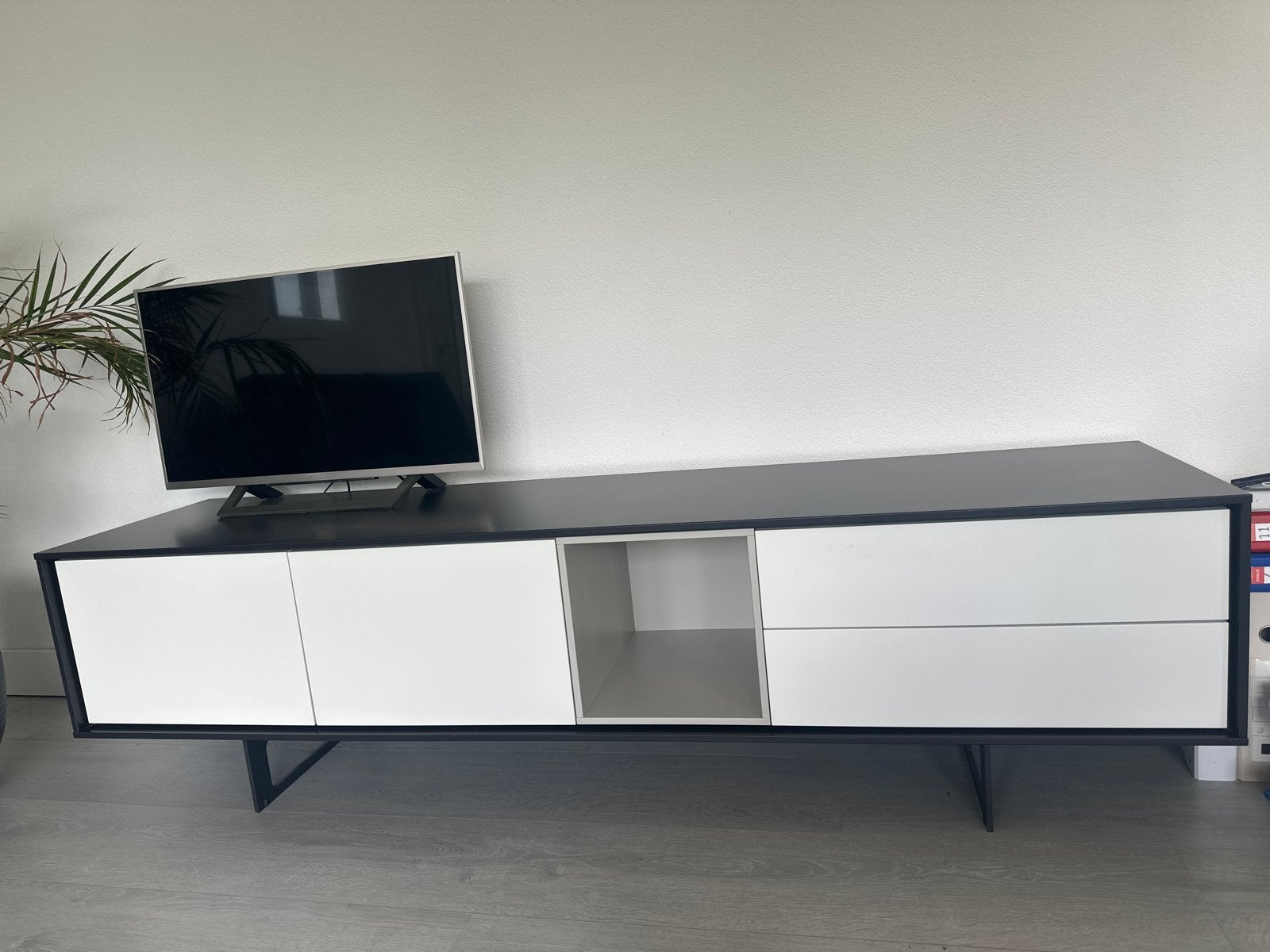 Modern zwart-wit tv-meubel van Treku, Ophalen, 150 tot 200 cm, Zo goed als nieuw, Minder dan 100 cm