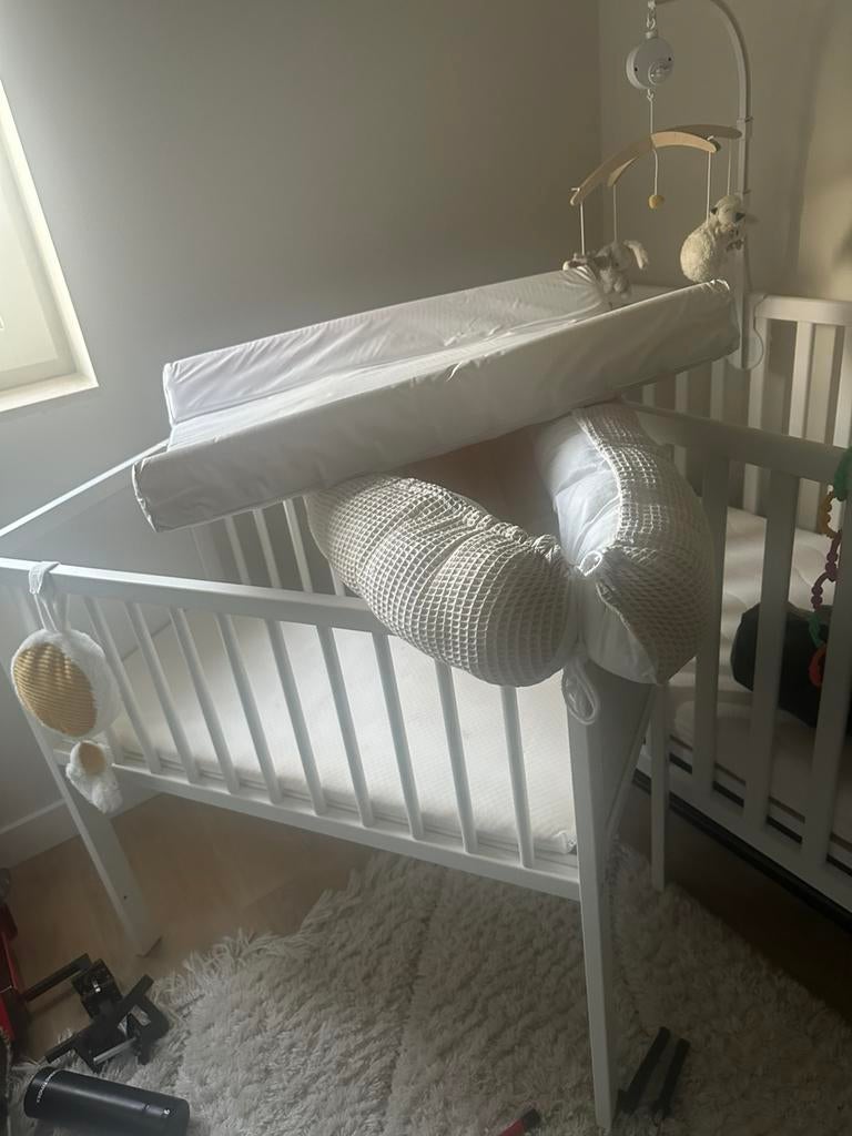 Witte co sleeper van hout met matras, Kinderen en Baby's, Babywiegjes en Ledikanten, Ophalen, Zo goed als nieuw, Wieg