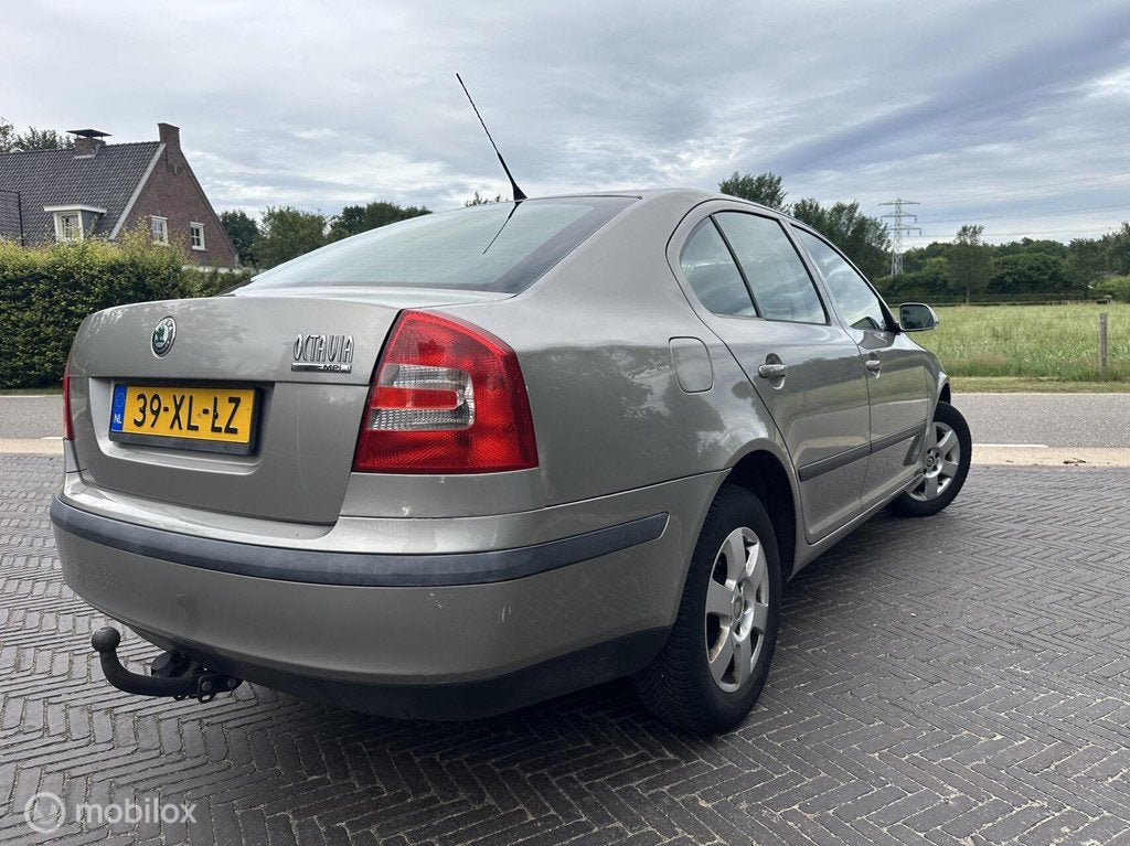 Skoda Octavia 1.6 FSI Attractive Trekhaak Airco Cruise✅, Auto's, Skoda, Voorwielaandrijving, Gebruikt, Zwart, 4 cilinders