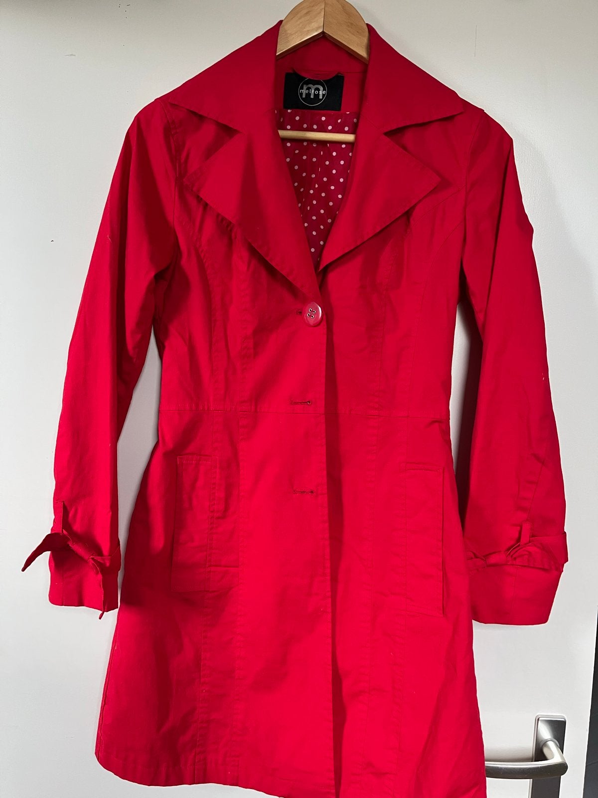 Rode trenchcoat met stippenvoering, Ophalen of Verzenden, Zo goed als nieuw, Maat 34 (XS) of kleiner, Rood