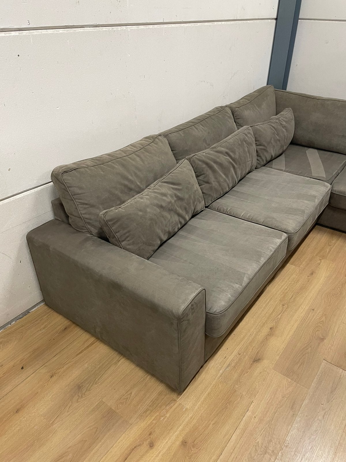 Mooie luxe suede taupe bruine hoekbank - GEREINIGD!!!, Ophalen, Luxe, Hoekbank, 300 cm of meer