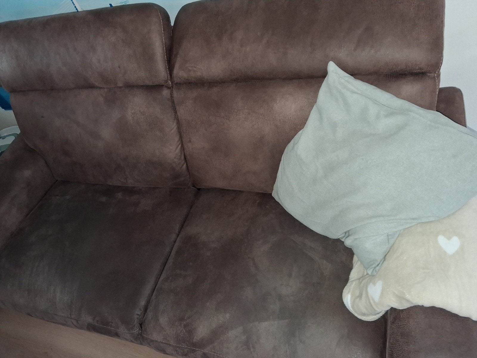 Comfortabele bruine bank met relaxfunctie, Ophalen, Gebruikt, Modern en comfortabel, Driepersoons