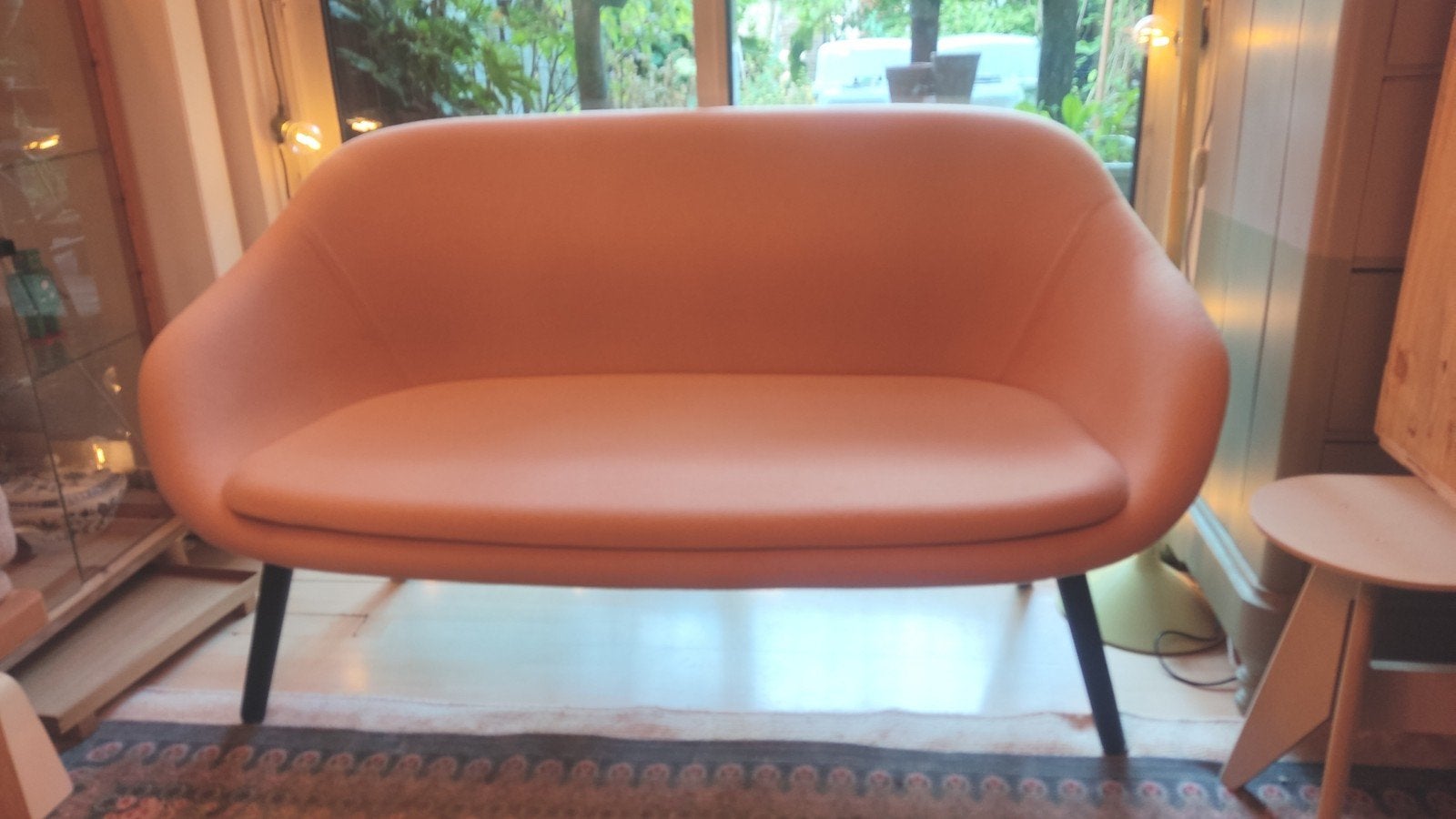 Hay Aal Sofa roze met zwarte poten, Huis en Inrichting, Ophalen, Gebruikt, 150 tot 200 cm, Tweepersoons