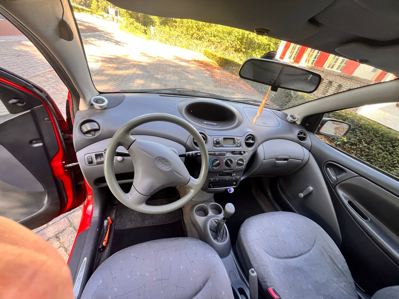 Foto 11 van Toyota Yaris 1.0 16V Vvti 3DR 2000 Rood