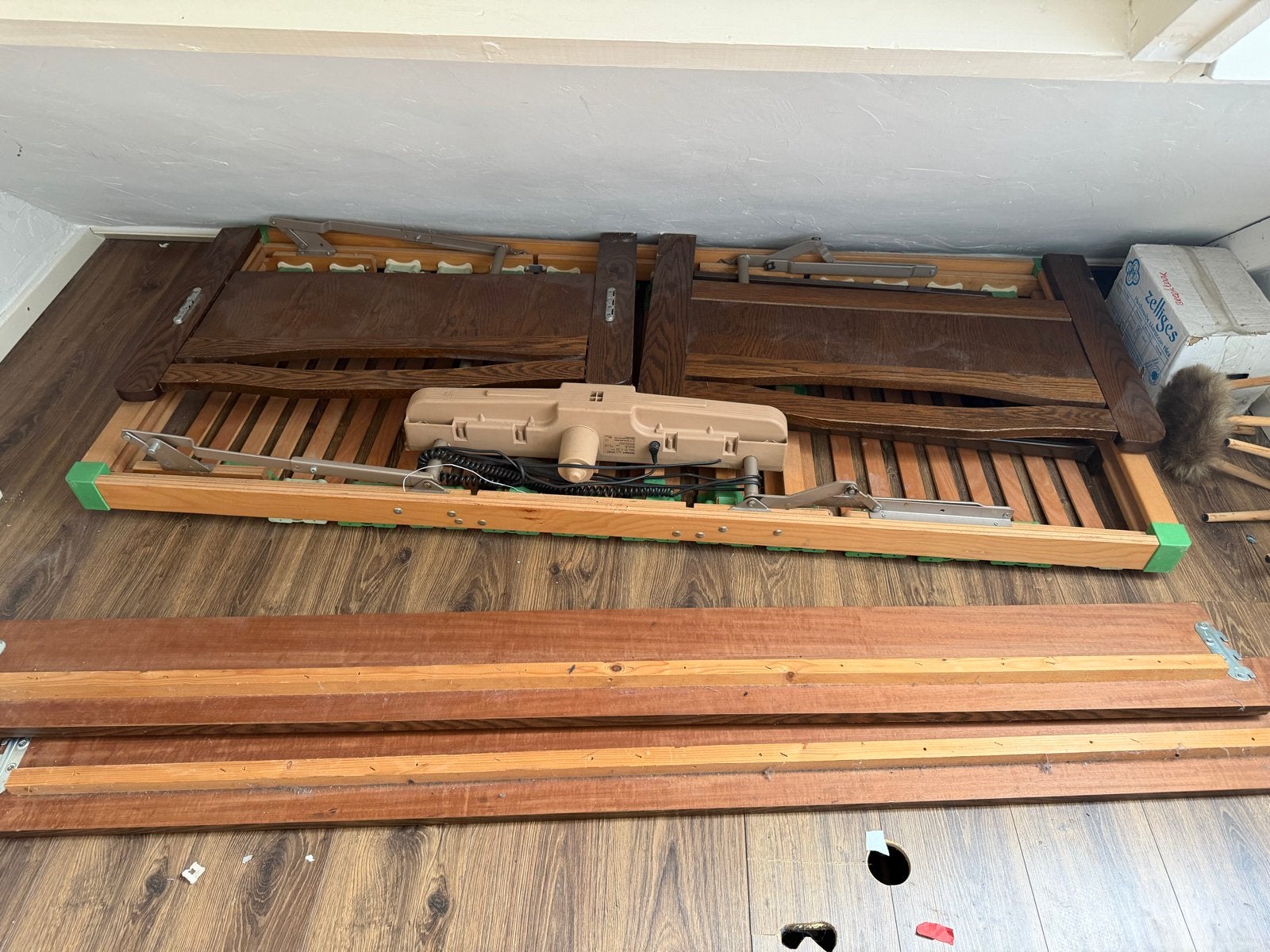 Gratis: Verstelbaar bedframe met lattenbodem, 90 cm, Eenpersoons, Bruin, Ophalen of Verzenden