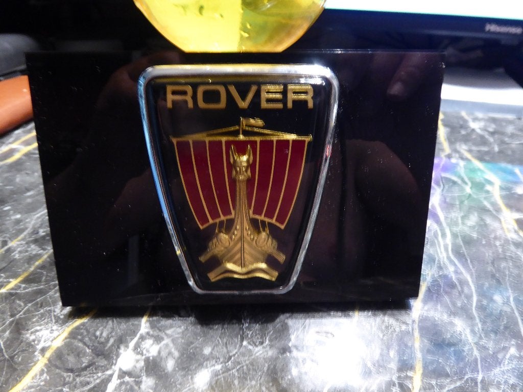 Rover logo op kunststof achtergrond en twee speldjes, Ophalen of Verzenden, Gebruikt, Auto of Motor