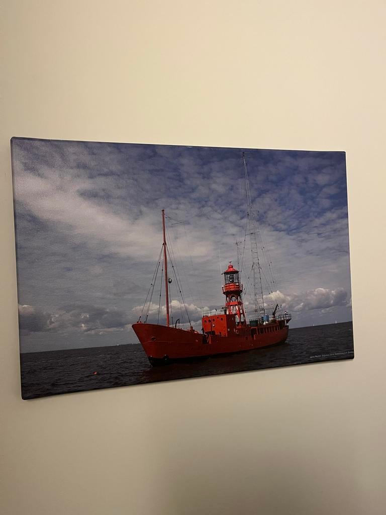 Lichtschip Jenny Bayton op volle zee op canvas, 60x40 cm, Ophalen of Verzenden, Zo goed als nieuw, Foto of Poster, Minder dan 50 cm