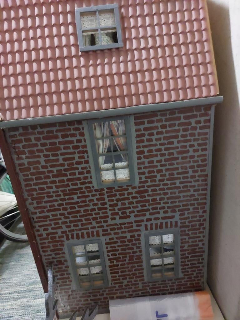 Groot en gedetailleerd poppenhuis, Verzamelen, Poppenhuizen en Toebehoren, Ophalen, Gebruikt, Poppenhuis