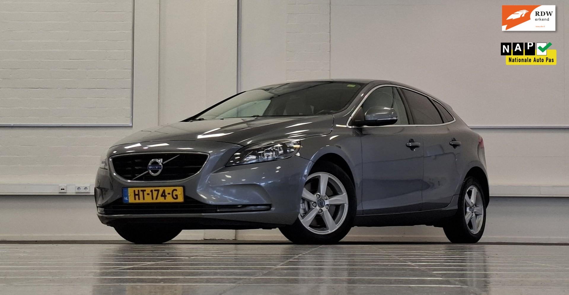 Volvo V40 1.5 T2 Momentum 2e Eigenaar Navi LED Goed onderhou, Auto's, Euro 6, 4 cilinders, 700 kg, 122 pk
