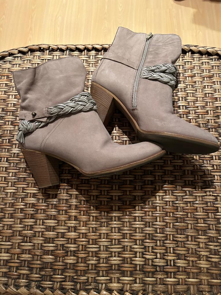 Laarsjes met hak, Kleding | Dames, Schoenen, Beige, Lage of Enkellaarzen, Ophalen of Verzenden, Zo goed als nieuw