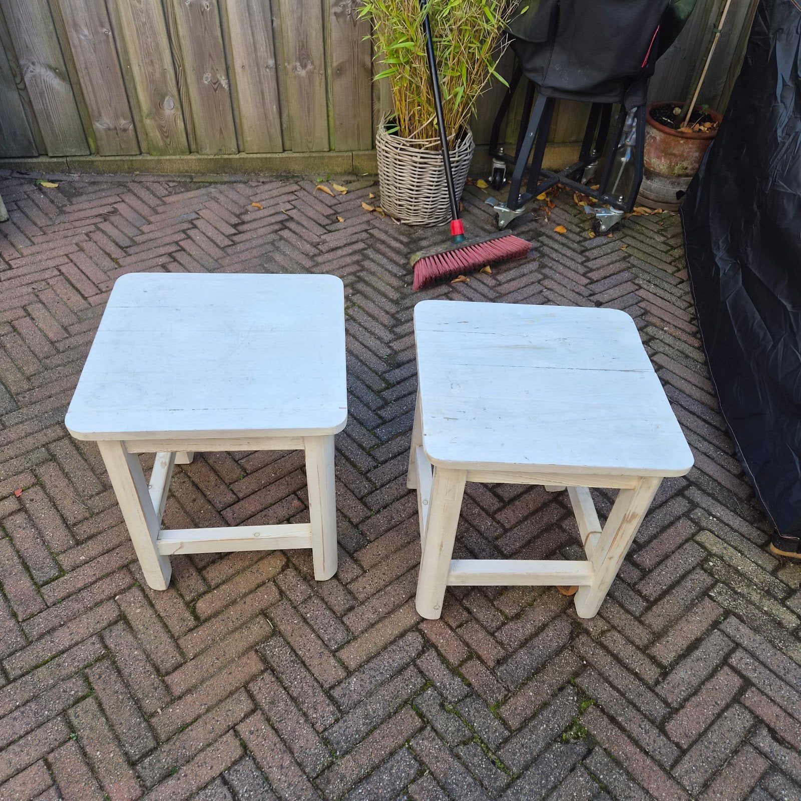 Set van 2 witte houten bijzettafels / krukjes, Minder dan 45 cm, Minder dan 55 cm, Gebruikt, Vierkant