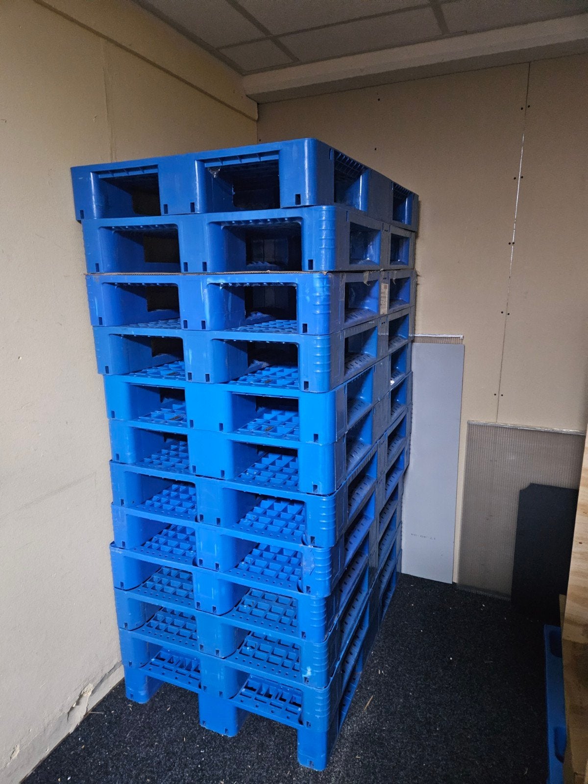 Kunstof pallets ongeveer 10 stuks heavy weight, Ophalen, Zo goed als nieuw