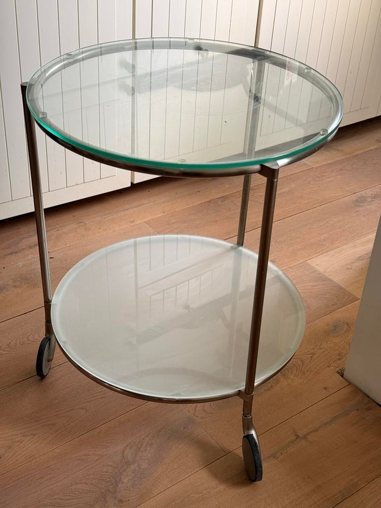 Stijlvolle ronde bijzettafel met glas en chroom op wielen, Minder dan 55 cm, Gebruikt, Rond, Glas