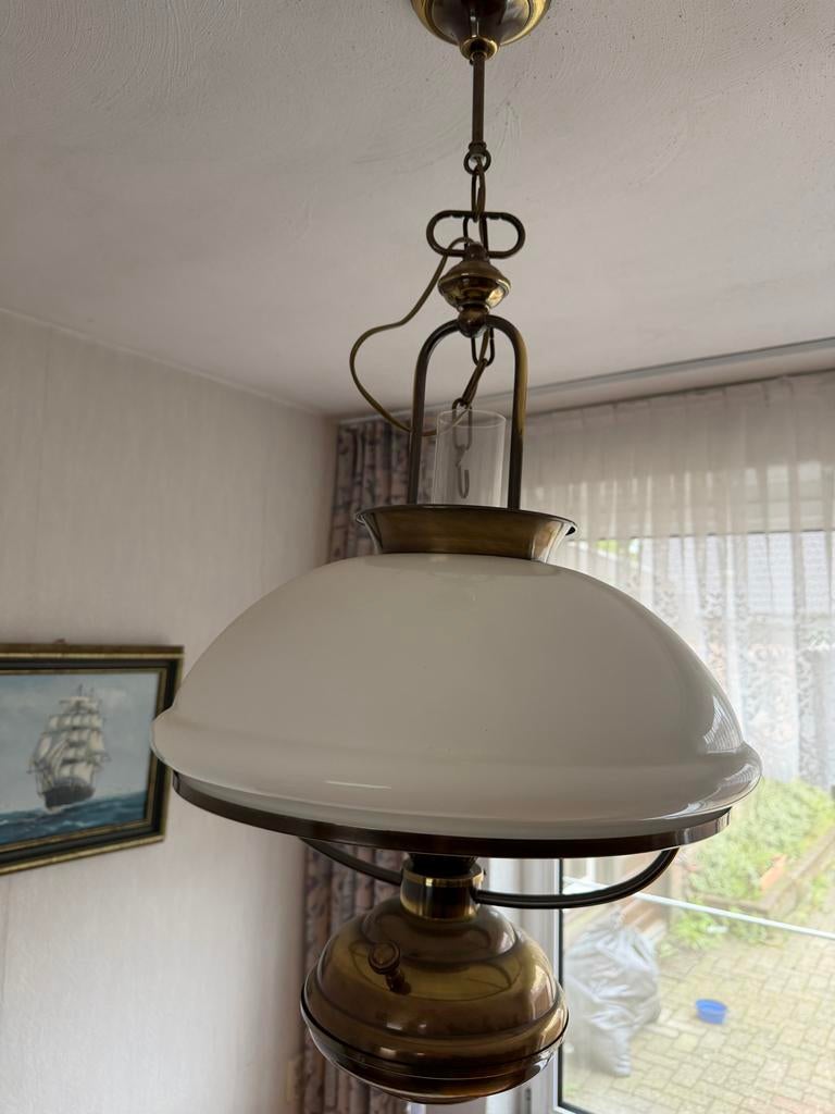 Antieke hanglamp met melkglas en messing details, Ophalen of Verzenden