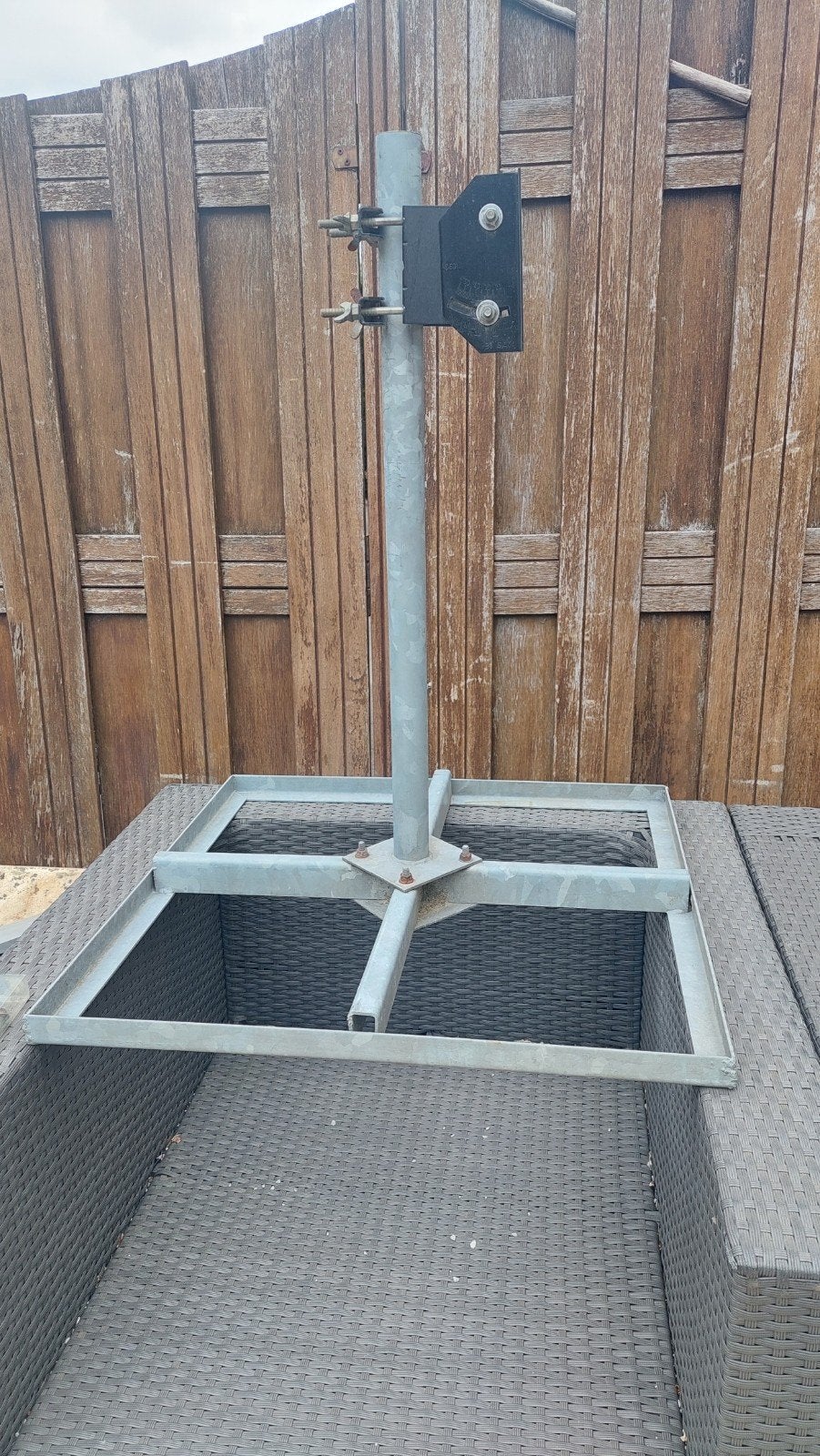Satellietantenne paal met voet - Gebruikt, Ophalen, Gebruikt, (Schotel)antenne-accessoires, Overige merken