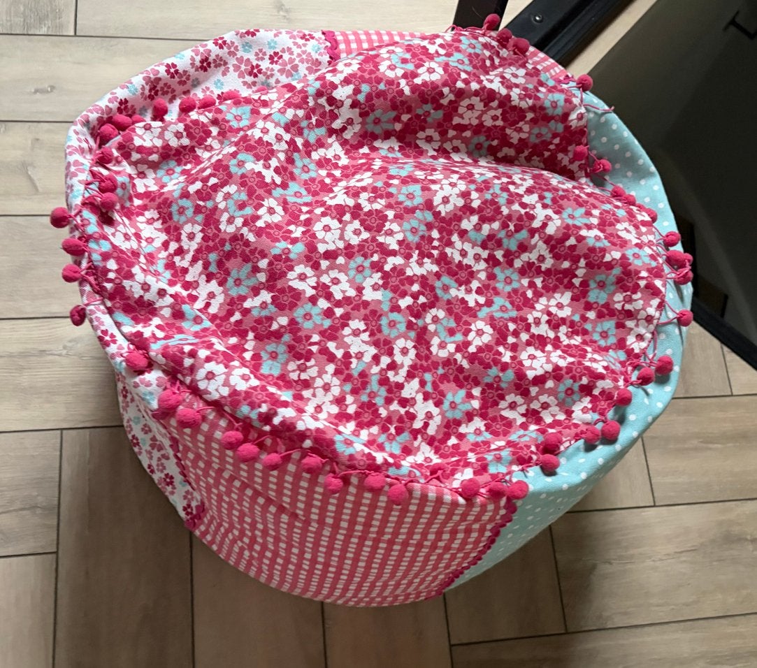 Heerlijk zittende poef met vrolijk bloemenpatroon, Rond, Minder dan 50 cm, Ophalen of Verzenden, Zo goed als nieuw