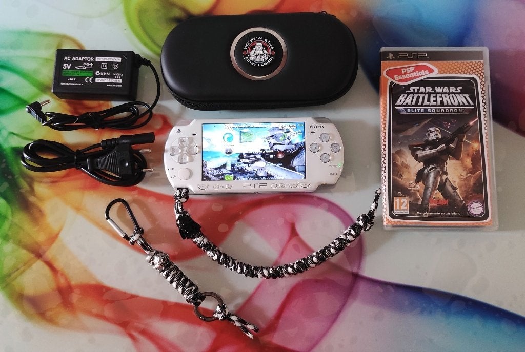 PSP 2004 White Star Wars Special Edition + Battlefront Game, Spelcomputers en Games, Spelcomputers | Sony PSP, Met games, Verzenden