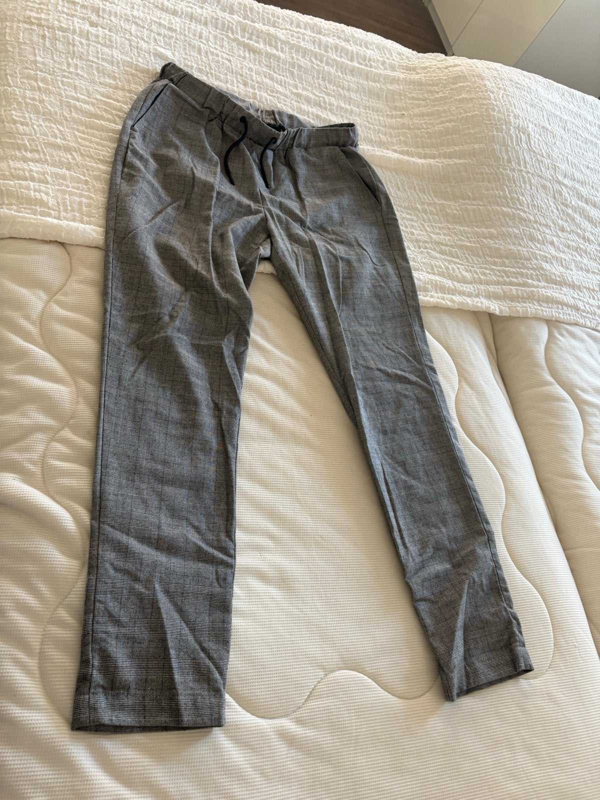 DISTRIKT NØRREBRO Grijze Geruite Broek Maat L, Kleding | Heren, Ophalen of Verzenden, Zo goed als nieuw, Maat 52/54 (L), Grijs