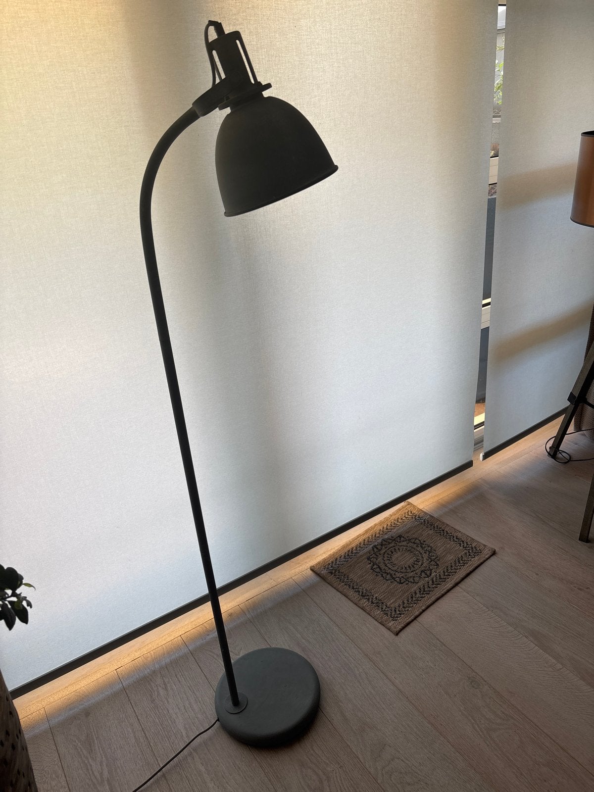 Moderne vloerlamp - blauwgrijs, Huis en Inrichting, Lampen | Vloerlampen, Gebruikt, 150 tot 200 cm, Metaal, Ophalen