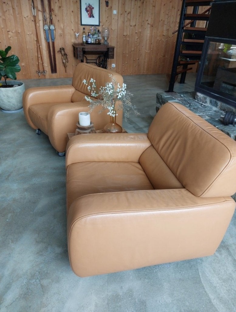 2x grote camelkleurige fauteuils, € 50 p/st, Ophalen, Gebruikt, 75 tot 100 cm, Leer